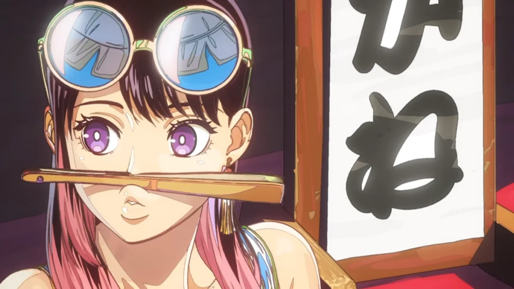Close-up de Akane Osaki de Akane Banashi equilibrando um leque de Rakugo (sensu) fechado entre o nariz e o lábio superior.