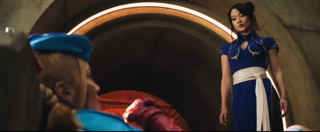 Chun li em pé encarando a Cammy deitada, street figther live action
