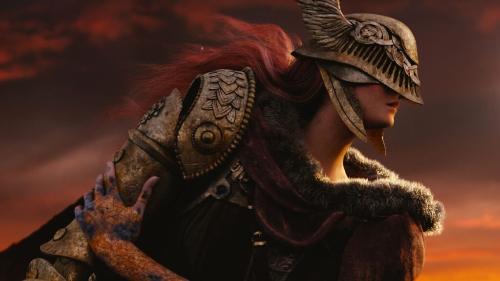 Fotografia de perfil da personagem Malenia, do jogo Elden Ring. Ela possui longos cabelos ruivos ao vento e usa um capacete dourado detalhado com asas laterais que cobre seus olhos. Ela veste uma armadura de metal envelhecido no ombro e braço direito, com detalhes em relevo. O fundo apresenta um céu de fim de tarde em tons de laranja e vermelho escuro.