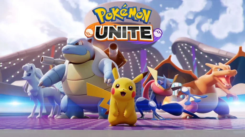 A The Pokémon Company anunciou que Pokémon UNITE terá seus serviços encerrados em 23 de março de 2027. A decisão afeta tanto a versão para Nintendo Switch quanto as versões para dispositivos móveis, que deixarão de permitir o acesso ao jogo e a participação em batalhas após a data definida. O anúncio também marca o fim das compras de Gemas Aeos e de novas assinaturas do Clube UNITE. As mudanças começaram em 27 de outubro, mas quem ainda possui gemas poderá utilizá-las até o encerramento do serviço. Assinantes atuais continuarão com os benefícios até o fim do período já contratado. Jogo terá evento de despedida e uma Biblioteca Antes do encerramento, os jogadores terão uma última oportunidade de obter conteúdos antigos. Uma atualização prevista para 12 de novembro adicionará um evento especial com missões e recompensas, incluindo Licenças Unite, Holowear e itens cosméticos que já passaram pelo jogo. A atualização também introduzirá a Biblioteca, recurso que permitirá consultar parte do conteúdo e dos registros acumulados durante a jornada. Entre os dados disponíveis estarão itens obtidos, conquistas, resultados de torneios e outros registros da conta. Para continuar acessando a Biblioteca depois do fim do serviço, será necessário concluir o download dos dados exigidos antes de 23 de março de 2027. A organização alerta que esses dados geralmente não poderão ser transferidos para outro dispositivo e que não haverá suporte para a função após o encerramento. Torneio competitivo seguirá confirmado Apesar do fim do jogo, o torneio Pokémon UNITE Aeos Crown 2027, previsto para Tóquio, continuará conforme anunciado anteriormente. As classificatórias estão programadas para começar em 5 de dezembro de 2026. Lançado para Nintendo Switch em julho de 2021 e chegando a celulares em setembro do mesmo ano, Pokémon UNITE combina batalhas em equipe no formato MOBA com personagens da franquia. O encerramento ocorrerá após quase seis anos de atividade. Encerramento Os jogadores ainda poderão participar das partidas e aproveitar os conteúdos até março de 2027. Quem quiser guardar registros da conta para consultar depois deverá prestar atenção ao download da Biblioteca antes do desligamento dos servidores.